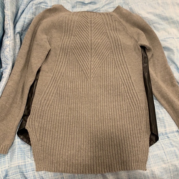 Gray and leather sweater - Picture 2 of 2